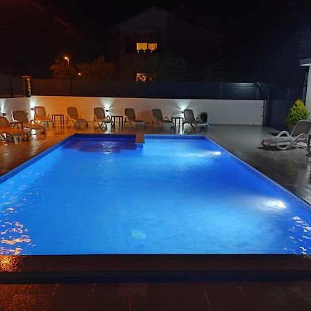 Viktor Rooms And Apartments Ровінь Екстер'єр фото
