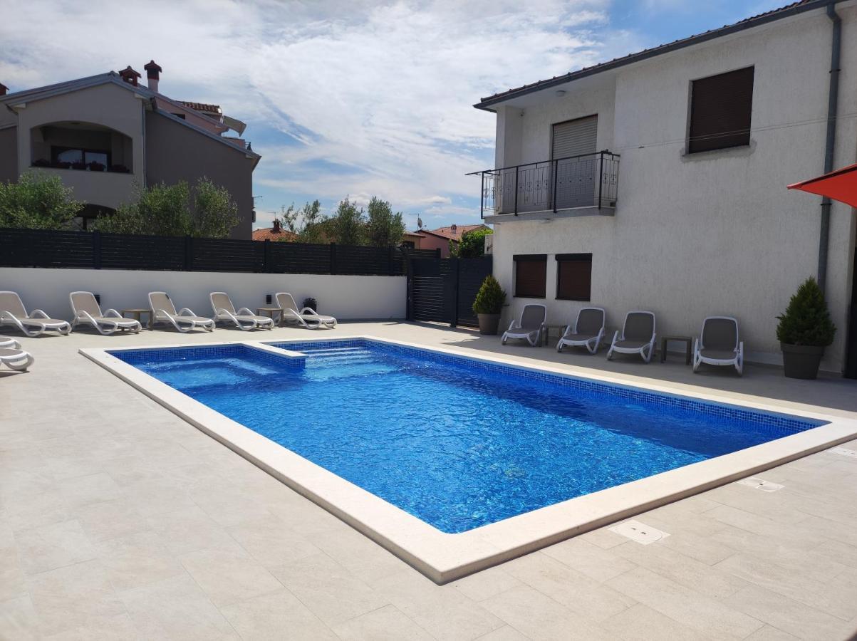 Viktor Rooms And Apartments Ровінь Екстер'єр фото