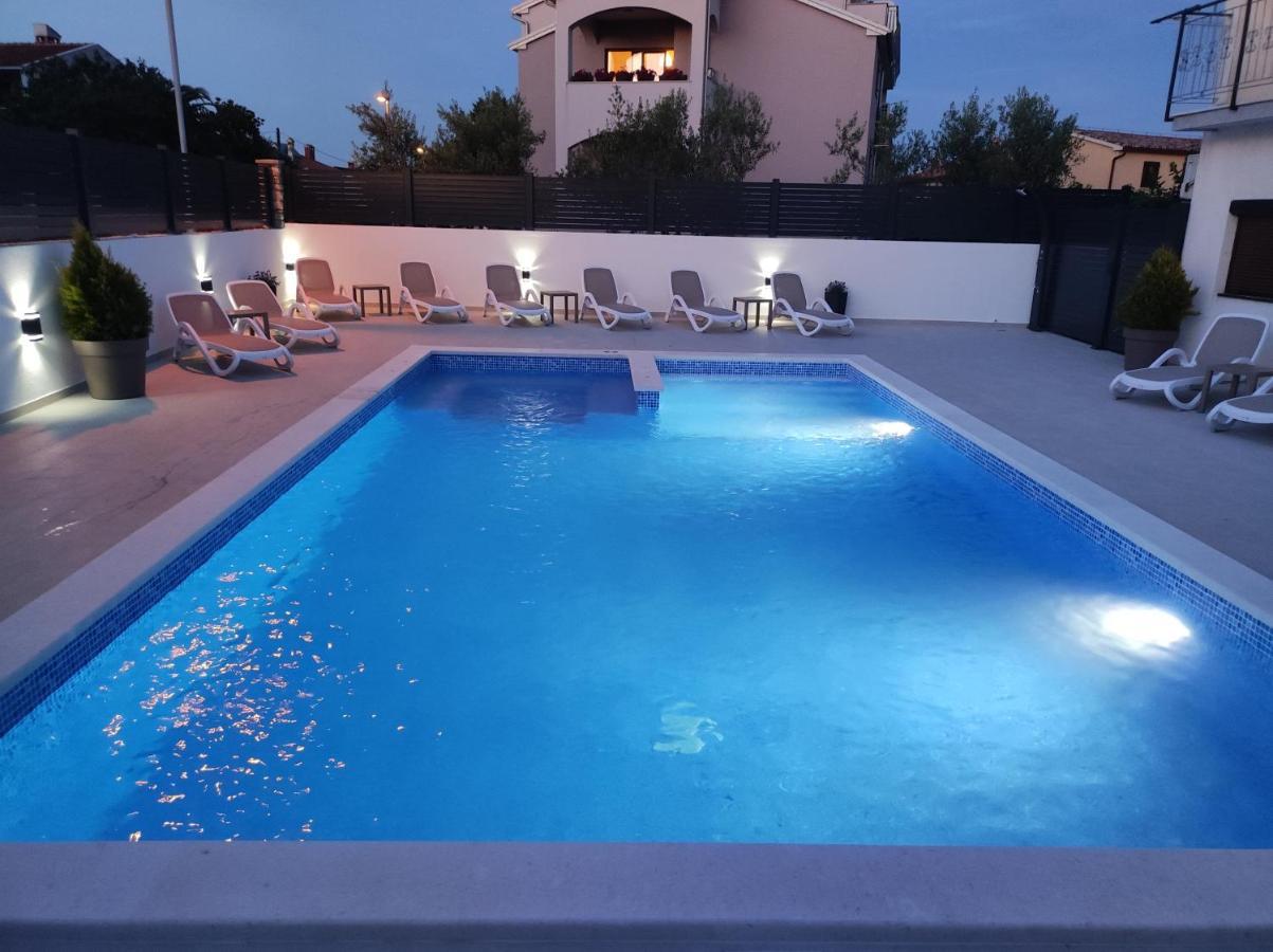 Viktor Rooms And Apartments Ровінь Екстер'єр фото