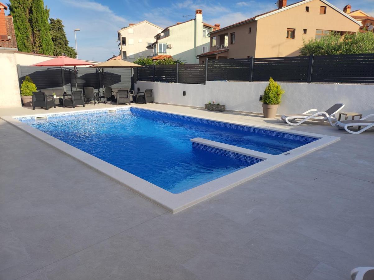Viktor Rooms And Apartments Ровінь Екстер'єр фото