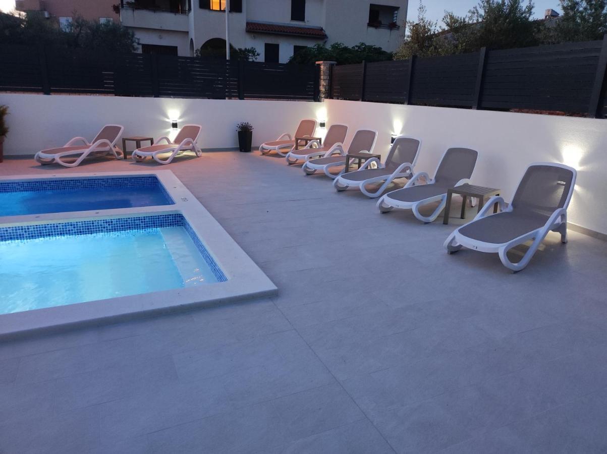 Viktor Rooms And Apartments Ровінь Екстер'єр фото