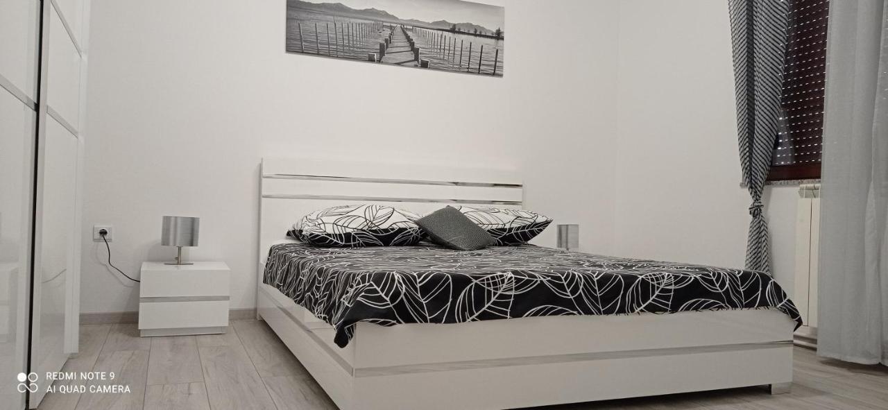 Viktor Rooms And Apartments Ровінь Екстер'єр фото