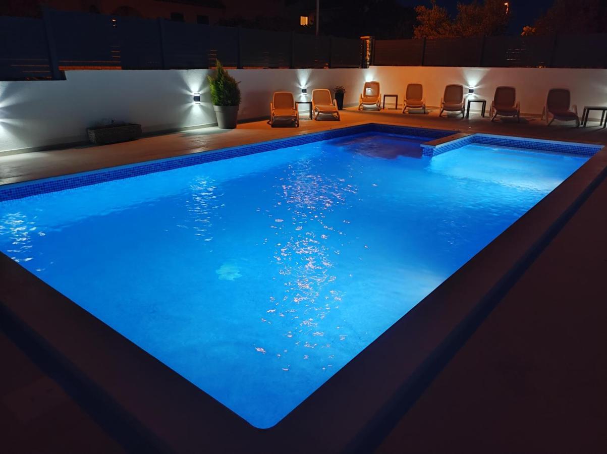 Viktor Rooms And Apartments Ровінь Екстер'єр фото