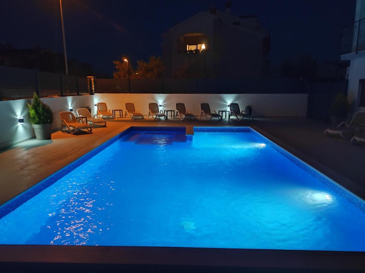 Viktor Rooms And Apartments Ровінь Екстер'єр фото