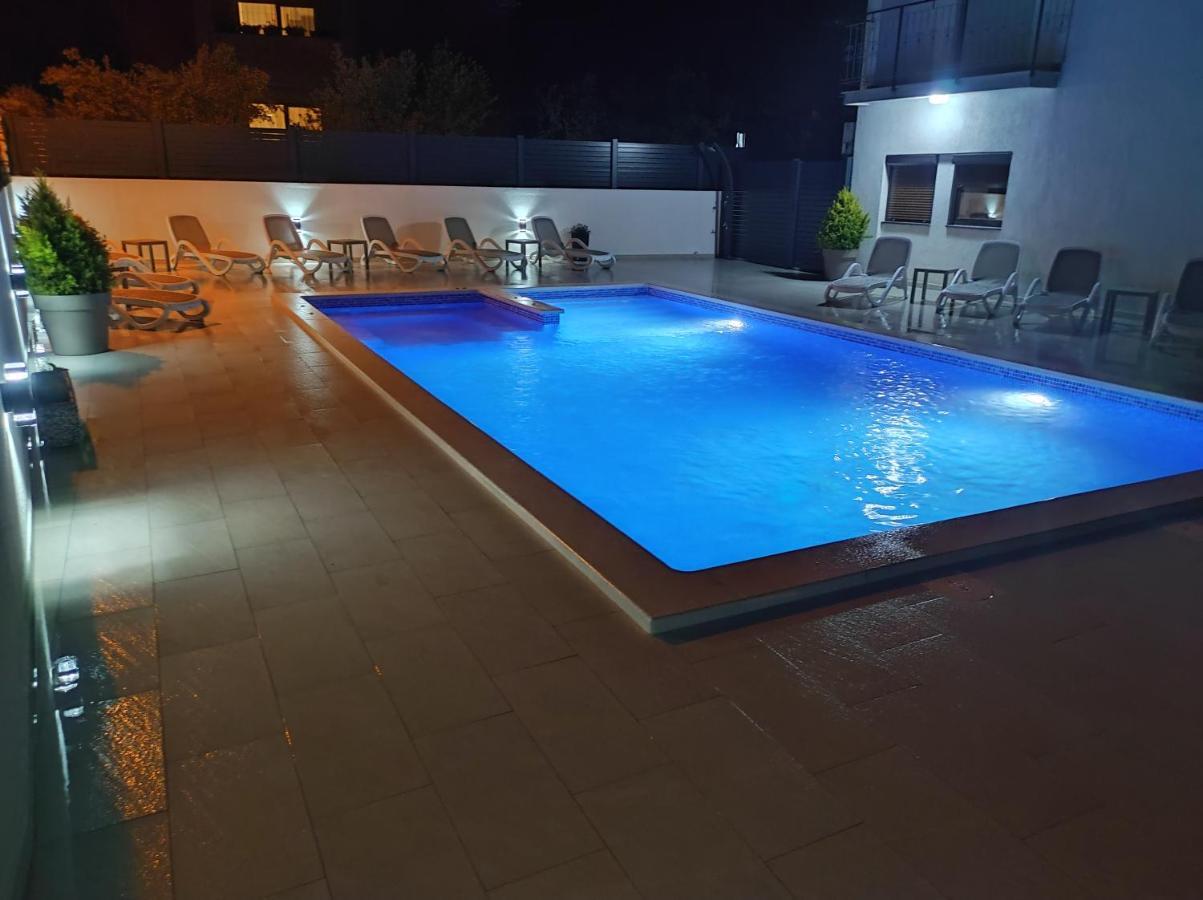 Viktor Rooms And Apartments Ровінь Екстер'єр фото