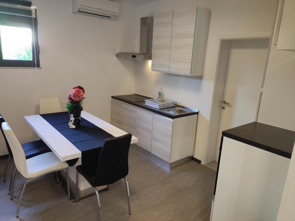 Viktor Rooms And Apartments Ровінь Екстер'єр фото