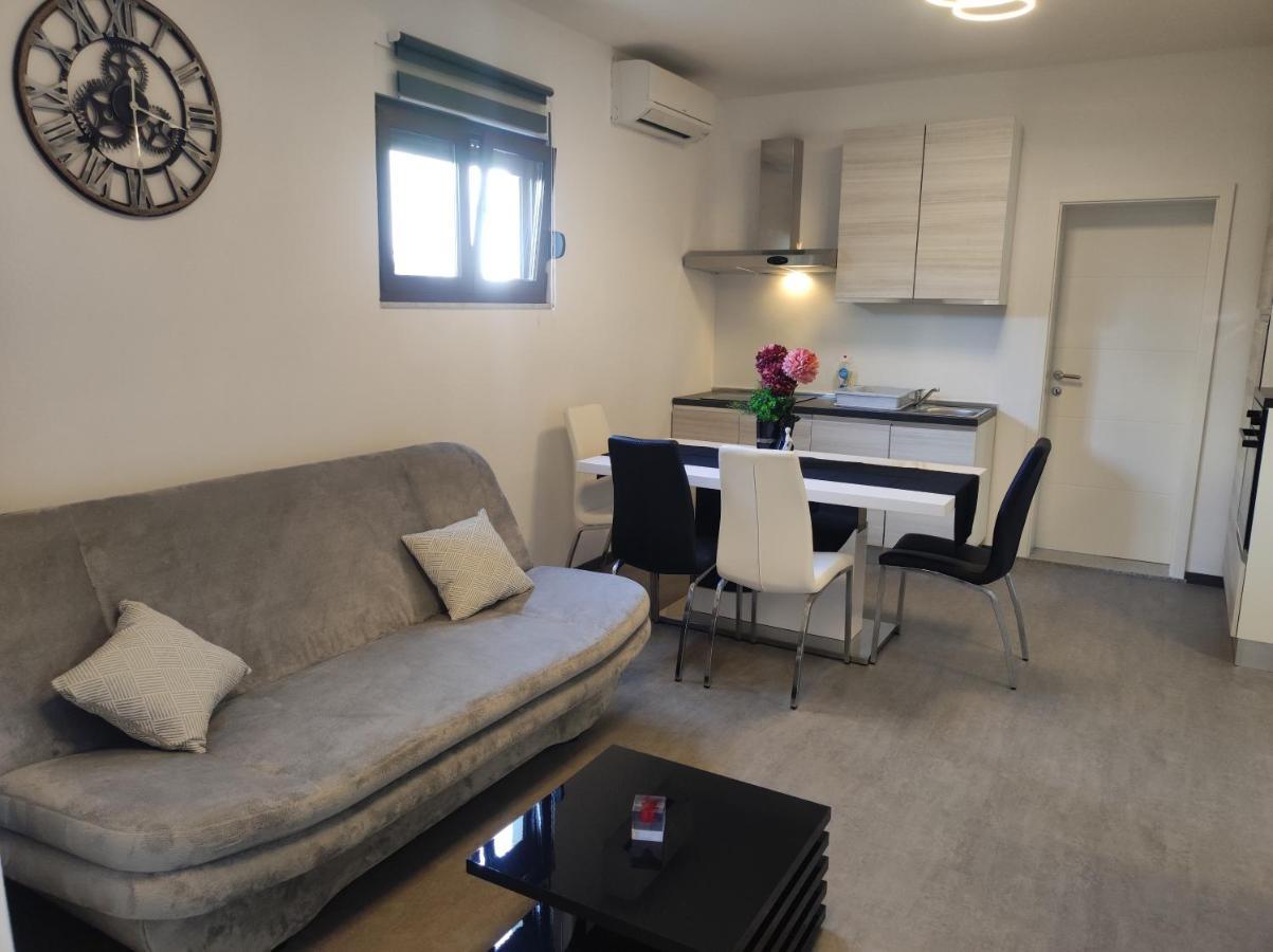 Viktor Rooms And Apartments Ровінь Екстер'єр фото