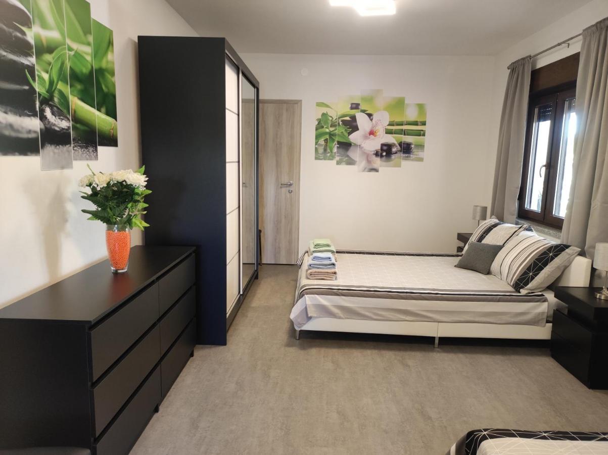 Viktor Rooms And Apartments Ровінь Екстер'єр фото