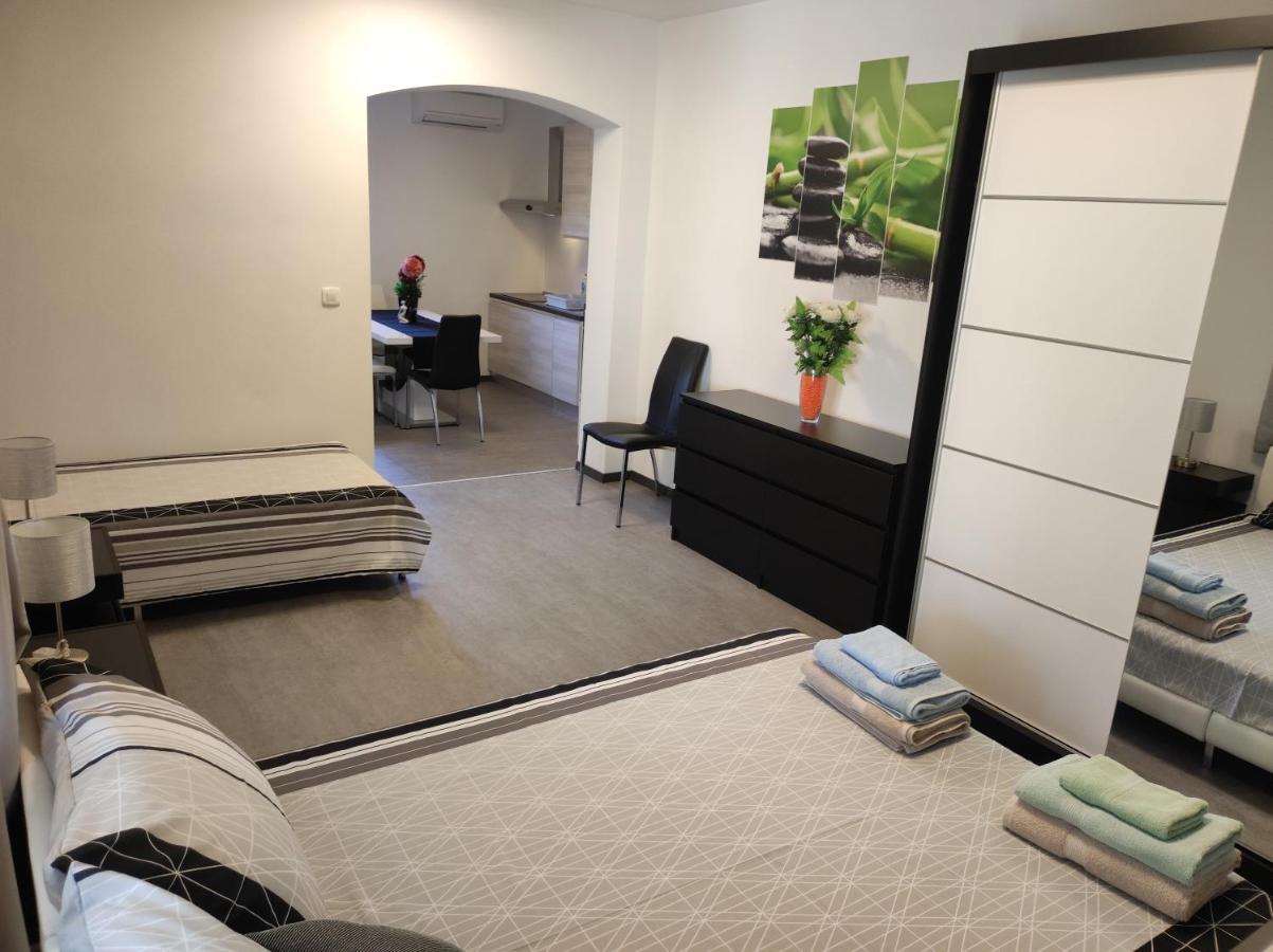 Viktor Rooms And Apartments Ровінь Екстер'єр фото