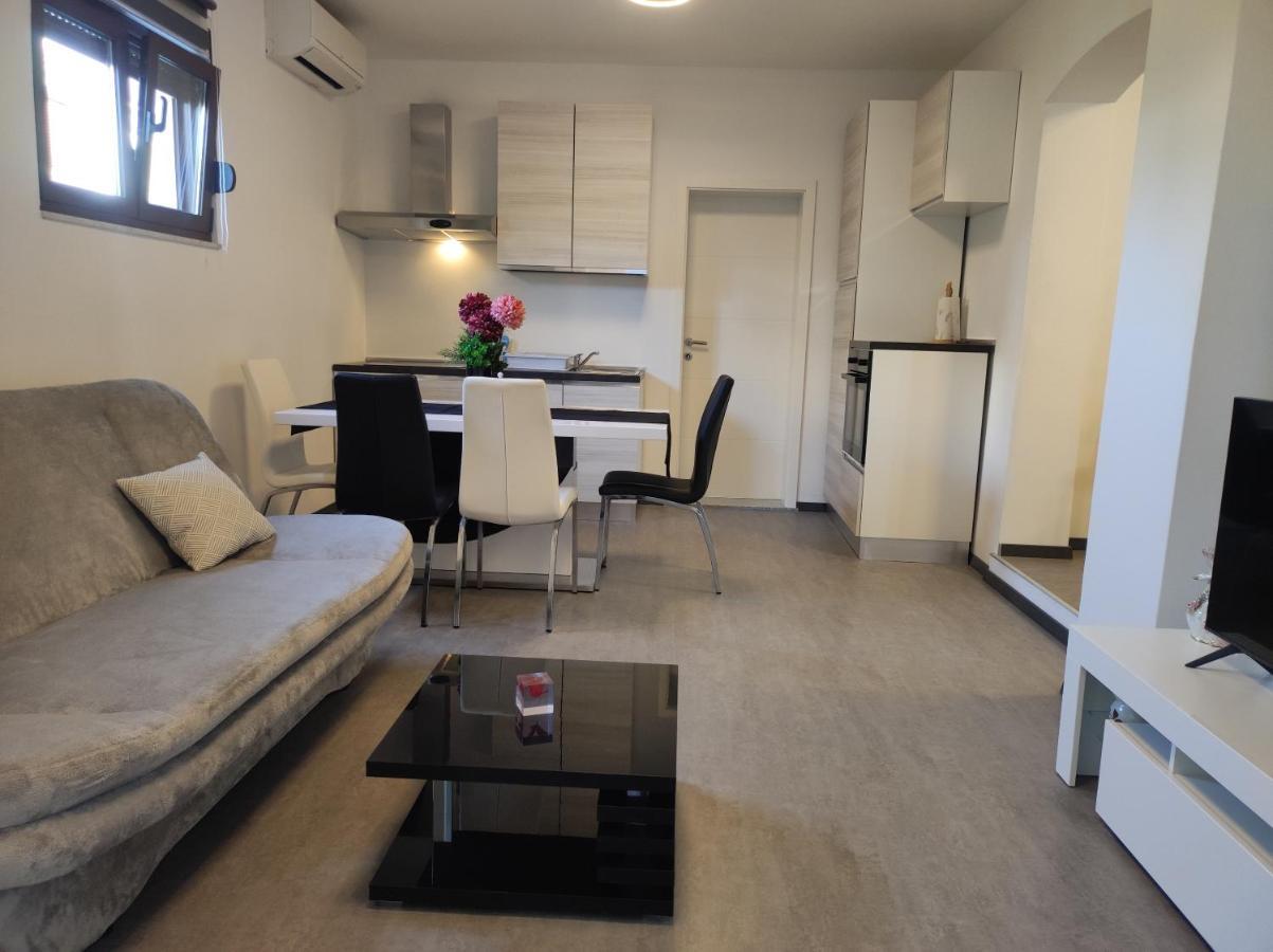 Viktor Rooms And Apartments Ровінь Екстер'єр фото