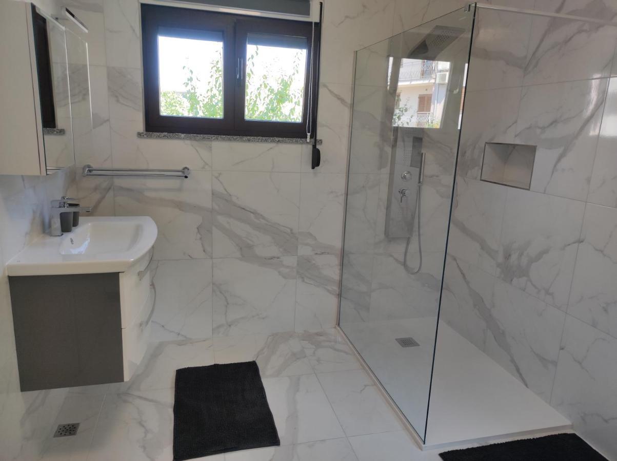 Viktor Rooms And Apartments Ровінь Екстер'єр фото