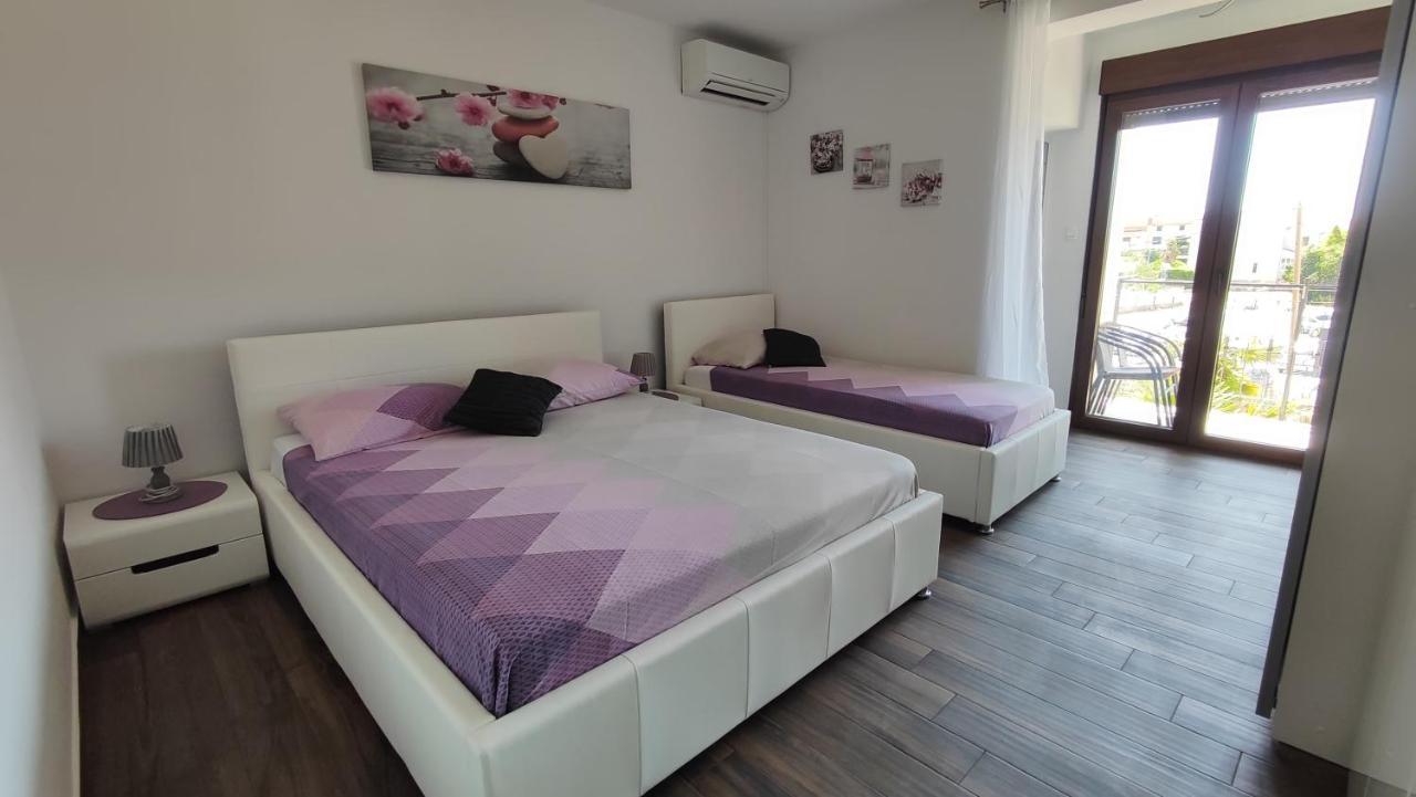 Viktor Rooms And Apartments Ровінь Екстер'єр фото