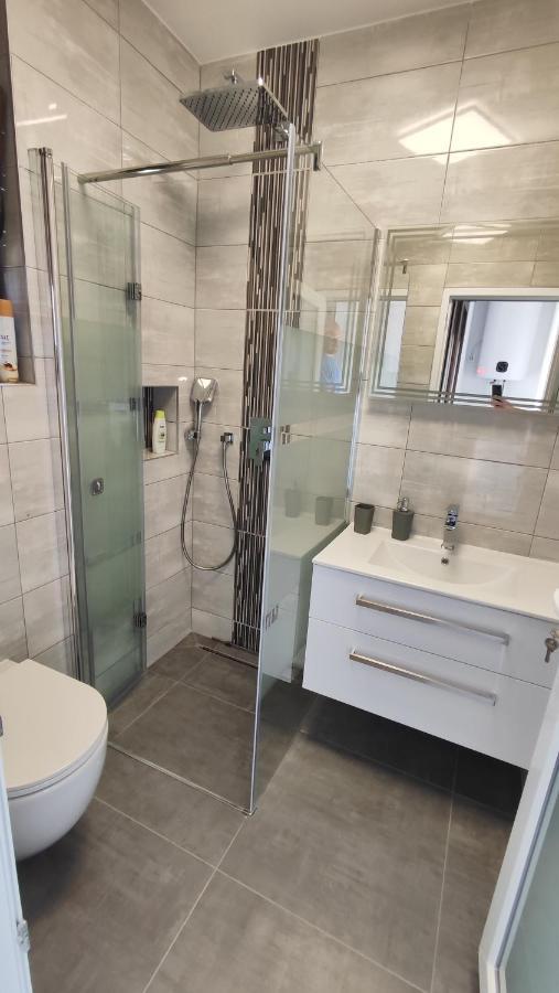 Viktor Rooms And Apartments Ровінь Екстер'єр фото