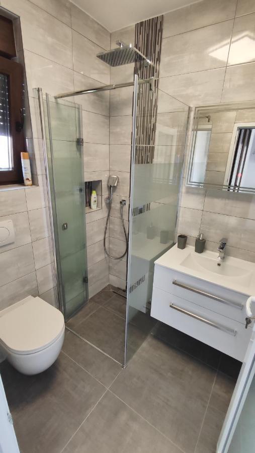 Viktor Rooms And Apartments Ровінь Екстер'єр фото