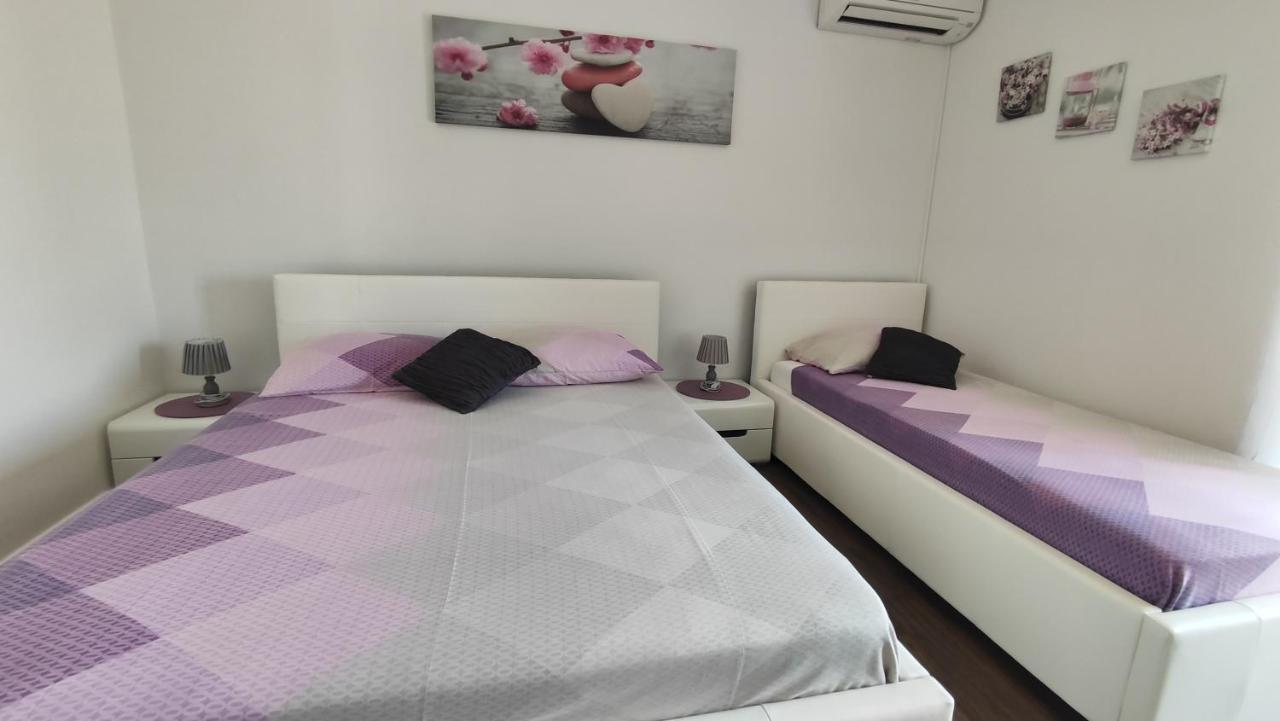 Viktor Rooms And Apartments Ровінь Екстер'єр фото