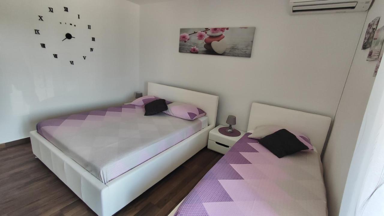 Viktor Rooms And Apartments Ровінь Екстер'єр фото