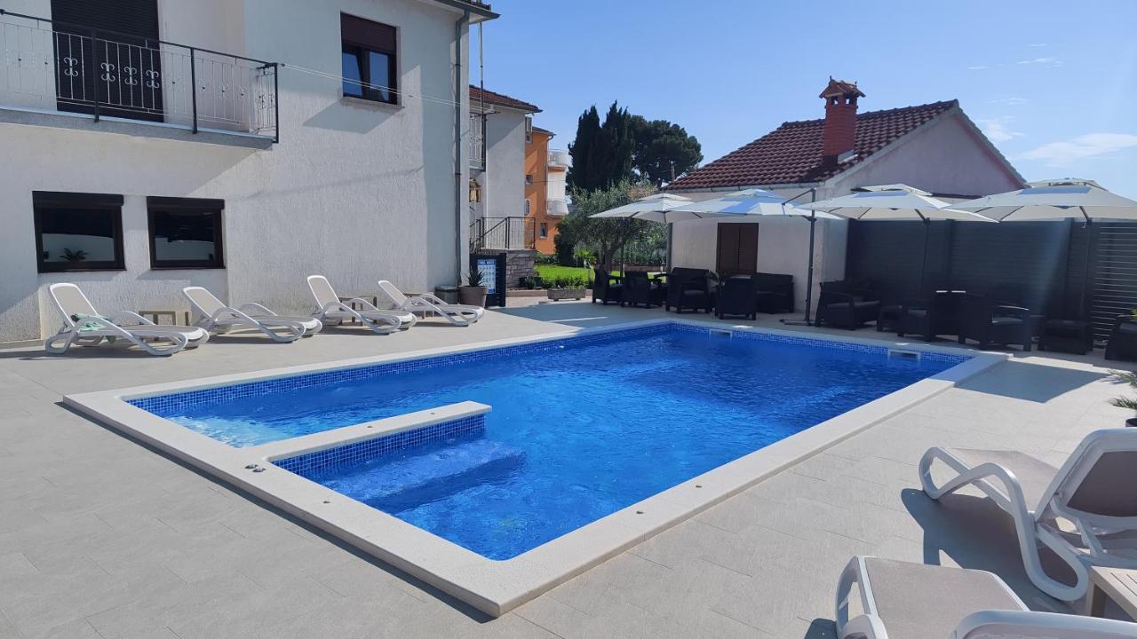 Viktor Rooms And Apartments Ровінь Екстер'єр фото