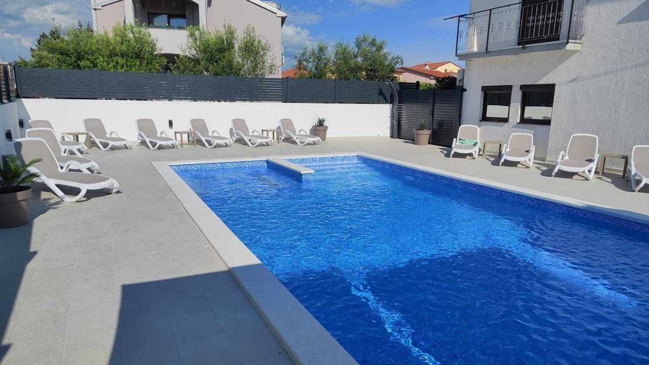 Viktor Rooms And Apartments Ровінь Екстер'єр фото