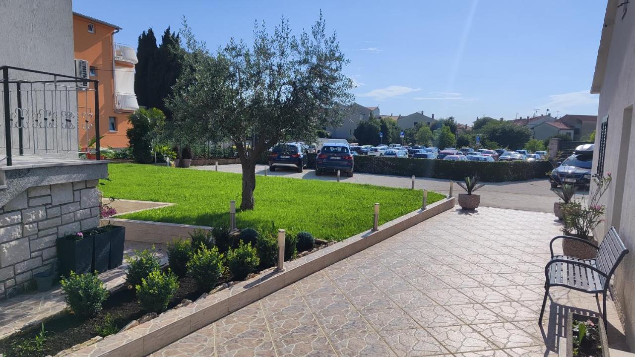 Viktor Rooms And Apartments Ровінь Екстер'єр фото